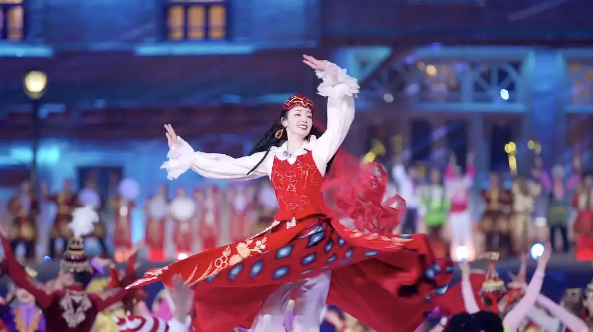 穿上的維族傳統服裝領銜大跳新疆舞。