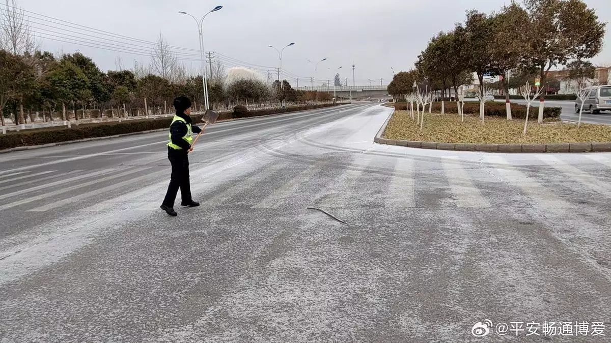 內地多省降雪及路面結冰，交通大受影響，當局忙於清雪。微博圖片