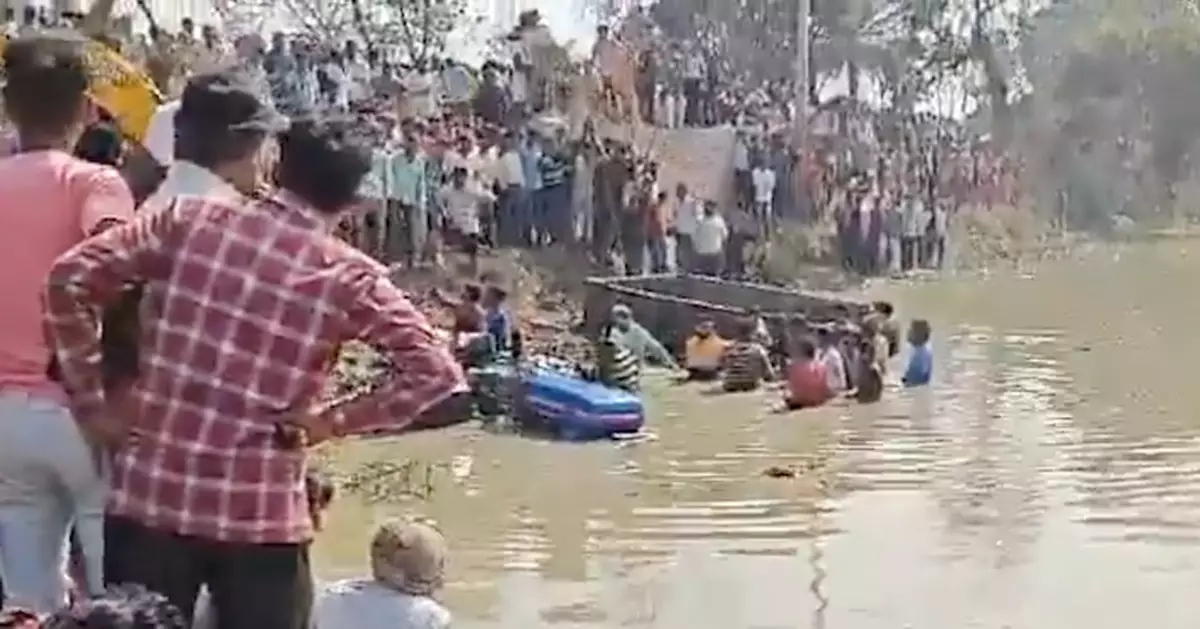 印度載人拖車掉落池塘22死10傷