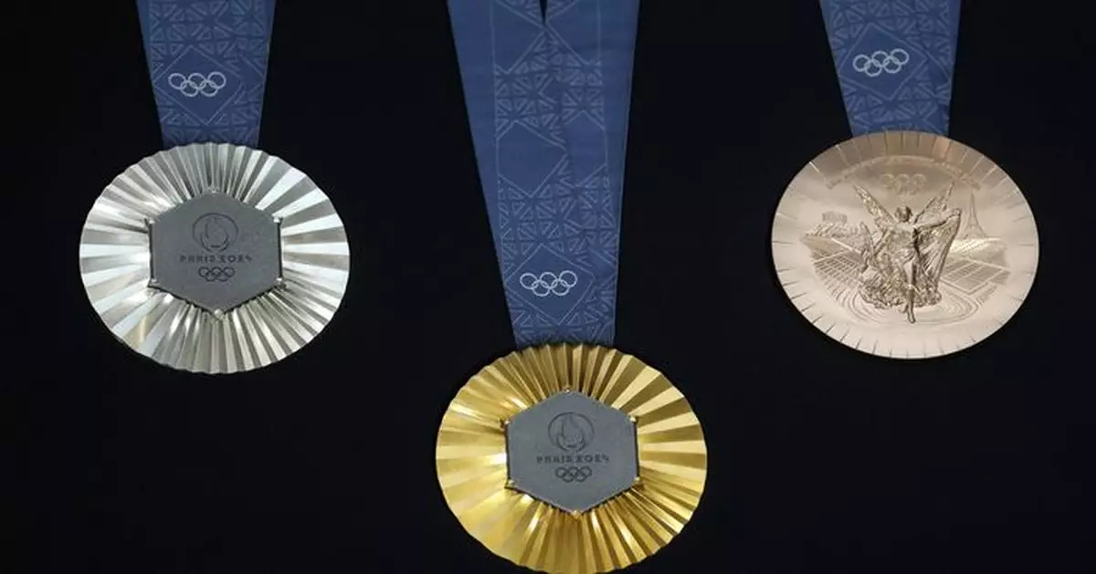 巴黎奧運會及殘奧會獎牌亮相 獎牌中間金屬取自埃菲爾鐵塔原材料