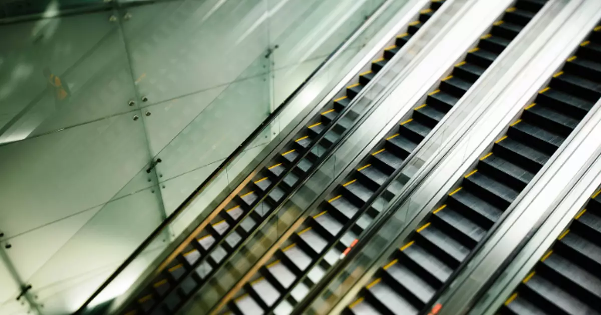 扶手電梯年逾800起事故！名古屋設「AI警告器」 防行走超有效