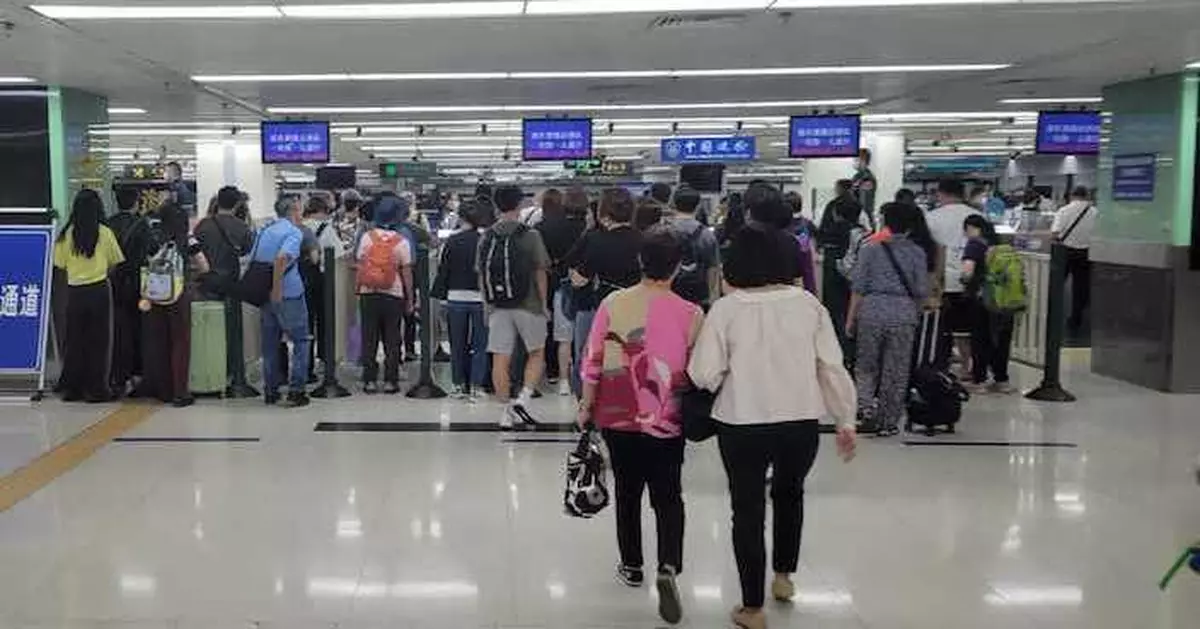 至晚上9時逾91萬人次出入境 離港香港居民43.8萬