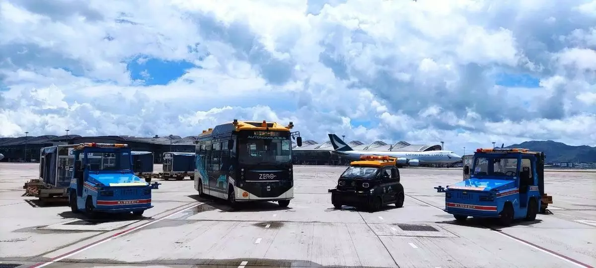 香港國際機場使用不同功能的自動車，包括自動駕駛拖車(左一及右一)、自動駕駛巡邏車(右二)，以及自動駕駛小型巴士(左二)。(林世雄網誌圖片)