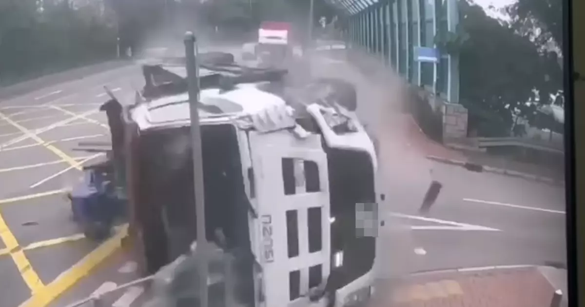 中型貨車天水圍「自炒」撞欄燈柱翻側 司機受傷送院
