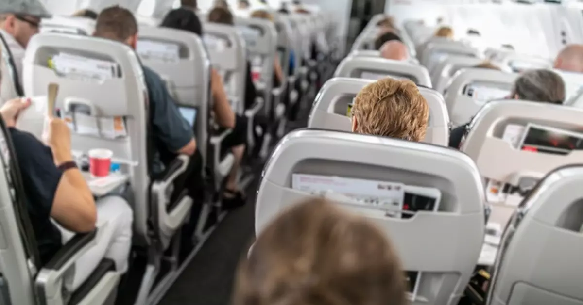 登機未完母女乘客私換座位令機艙失控 美空服員嬲爆咁做