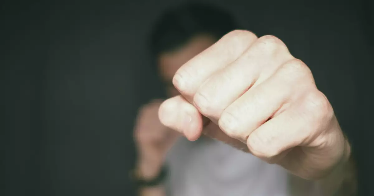 國外2女健身時「搶器械」爭執爆發MMA 有人手指被咬斷！