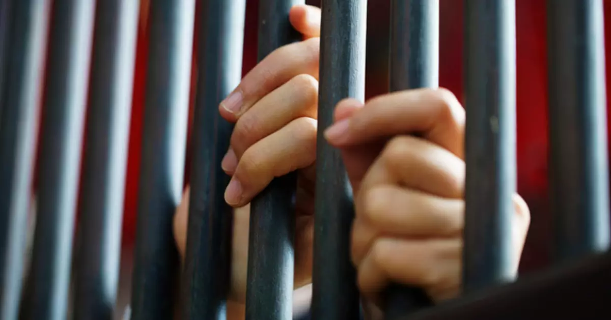 邀與友人「3人行」遭拒 美國女怒揮拳痛毆男友臉部遭控家暴被捕