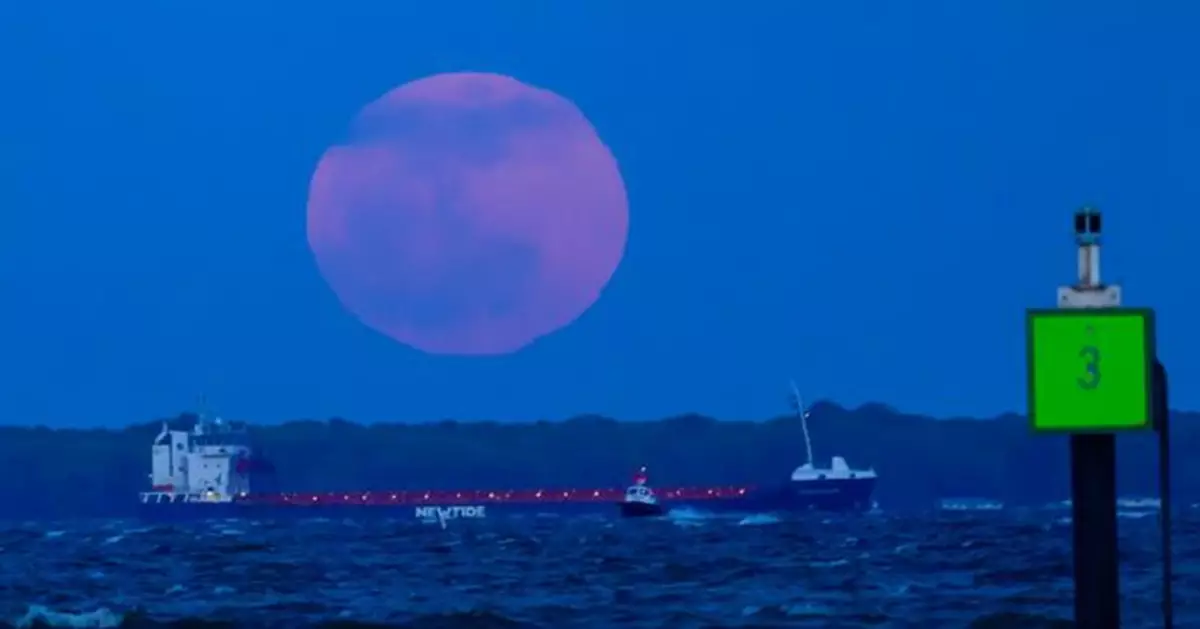 粉紅月亮現身各地！「超級月亮」常呈紅或淺橙色 較平時更大更亮
