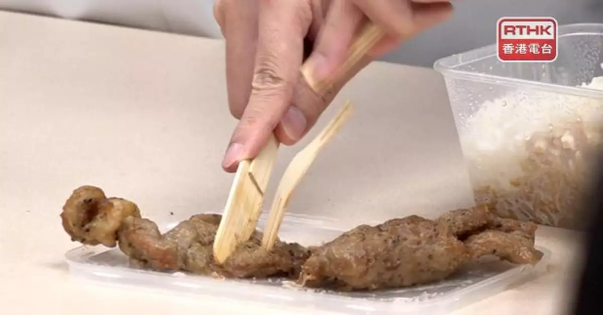 綠色餐具供應商示範竹製刀叉鋸牛扒兩度折斷　負責人稱需時適應