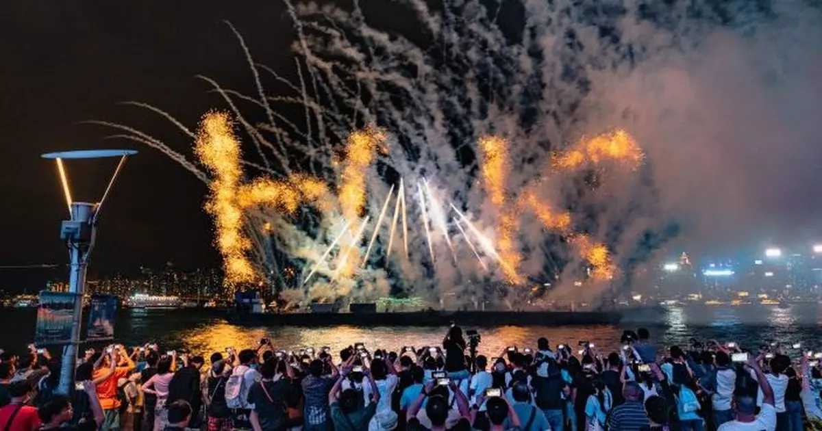 五一煙火展示巨型「HK」字樣 有首次來港旅客形容感覺震撼
