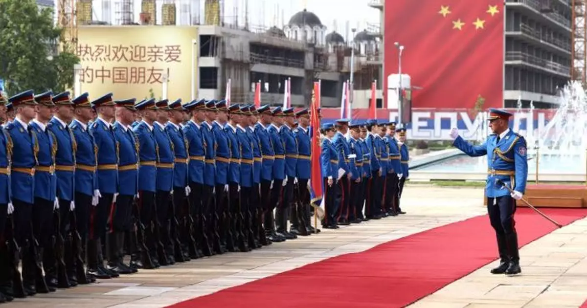 習近平與夫人彭麗媛到塞爾維亞 出席總統武契奇舉行的歡迎儀式