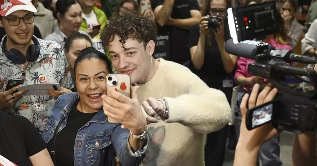 瑞士歌手奪歐洲歌唱大賽冠軍 返抵蘇黎世機場獲大批歌迷迎接