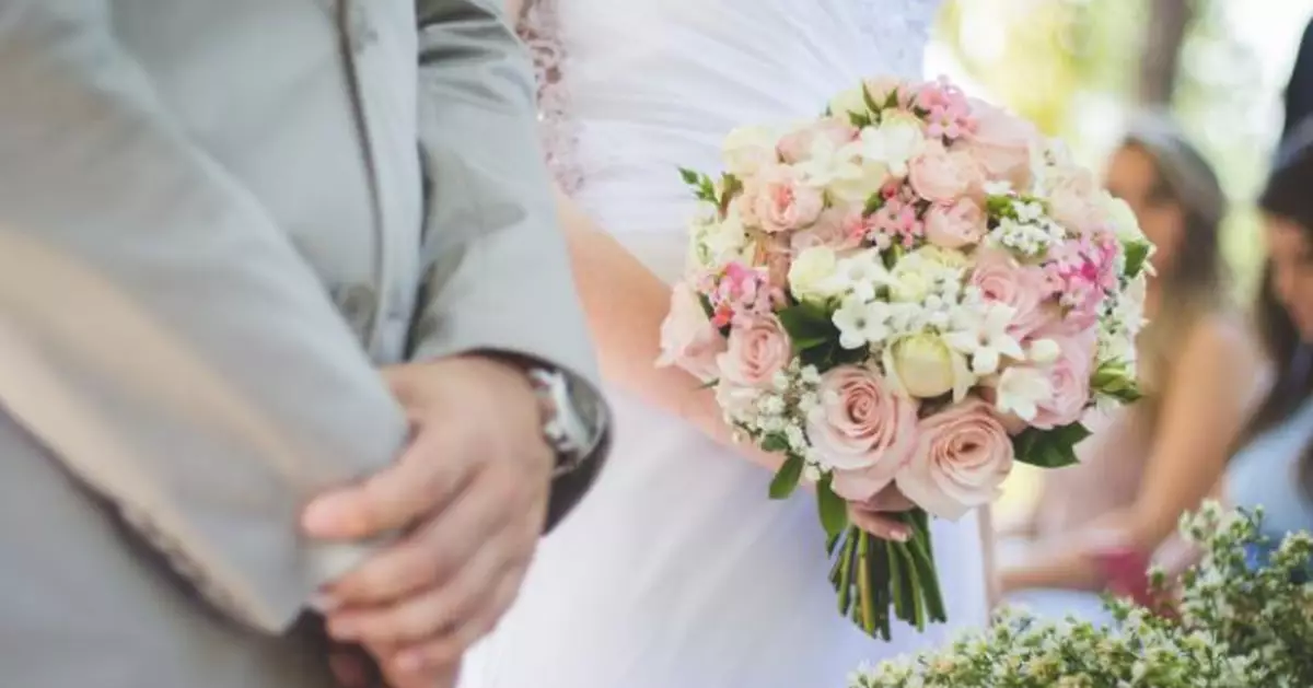 遊艇俱樂部邂逅的完美丈夫 竟是「伊利沙伯」！英婦揭跨性配偶震撼真相