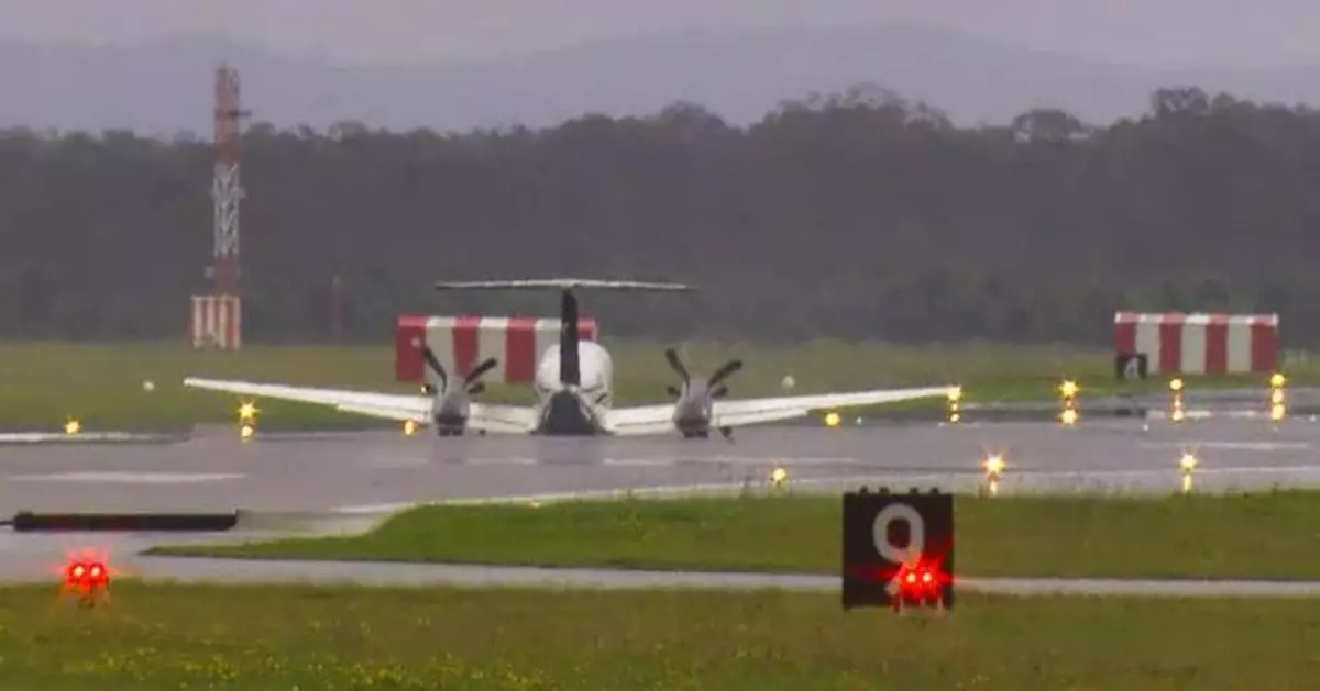 起落架故障 澳洲小型飛機機腹安全降落3人安然無恙