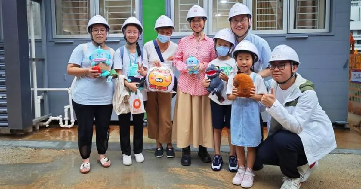 何永賢陪劏房戶參觀簡約公屋樣板單位 第一線感受居民盼望改善生活