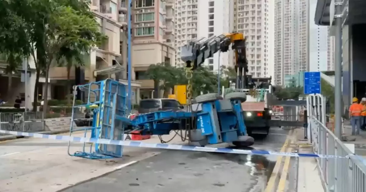 天水圍吊臂工作台突翻側　44歲男工走避不及遭壓傷雙腿送院