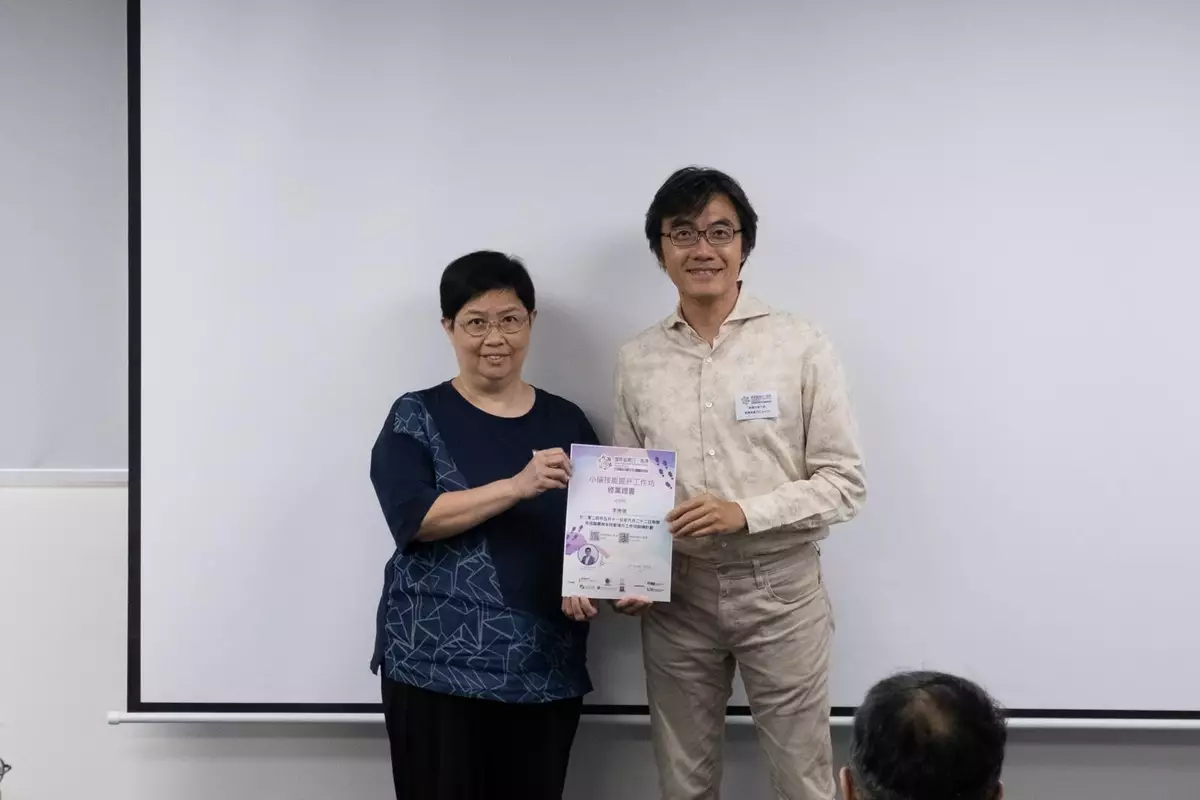 擔任「無癇共融大使」的歐陽偉豪先生(Ben Sir)為完成工作坊的學員頒發證書,以示鼓勵。