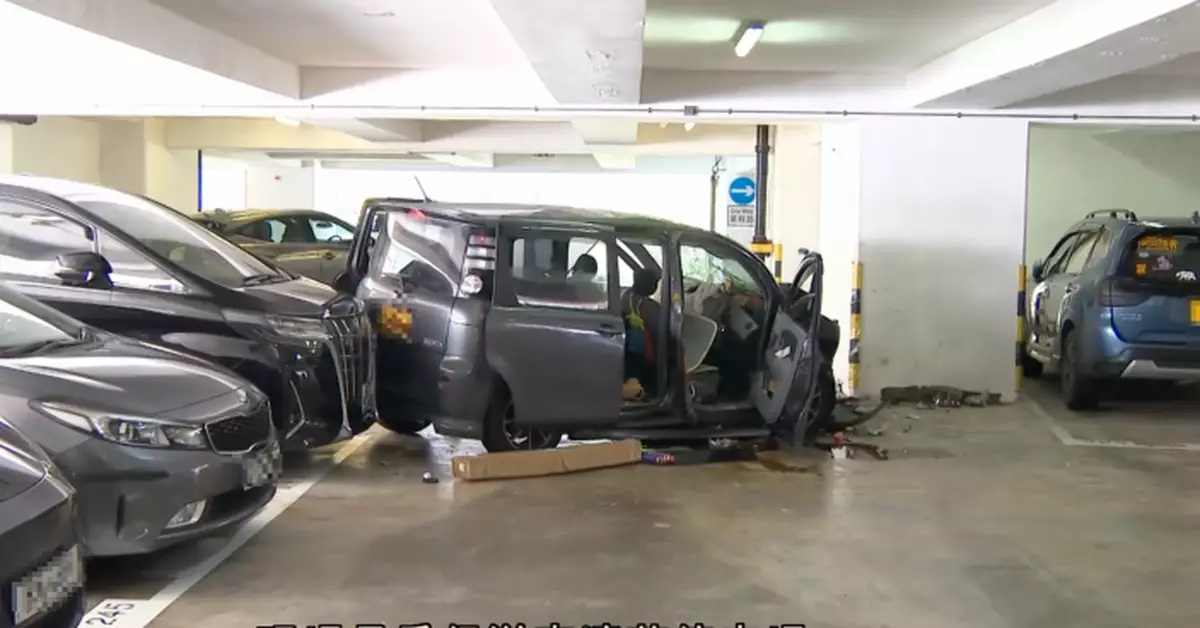 筲箕灣東濤苑停車場私家車失控撞柱再波及私家車　兩人傷需送院