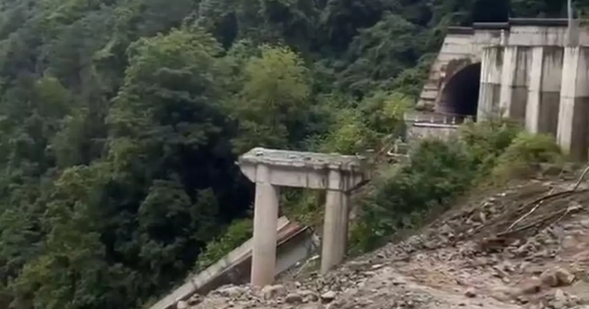 四川雅康高速隧間橋遭泥石流沖塌　有車輛墜下2人需送院