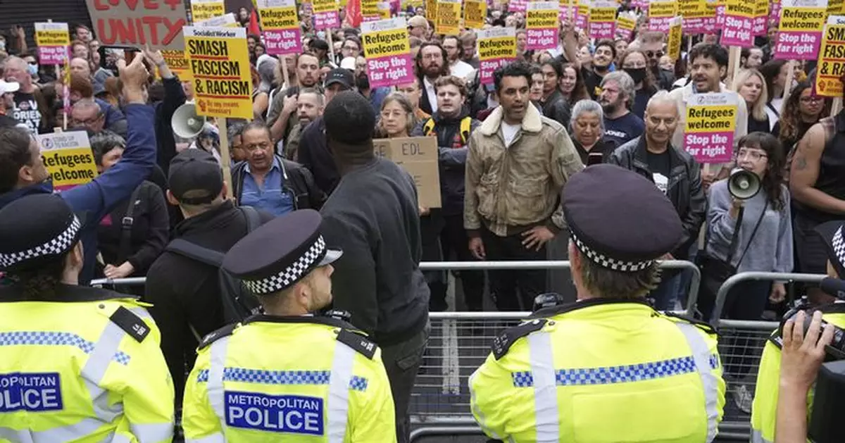 英國多地爆發反移民及反種族主義示威 當局部署6000警員應對