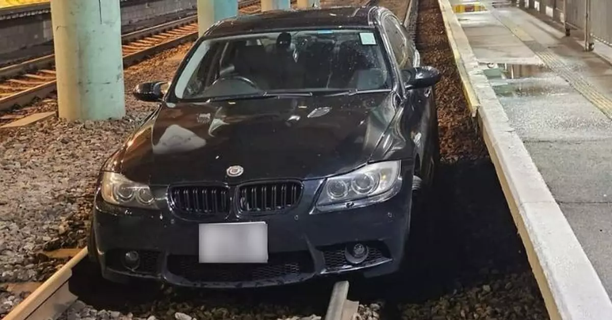 私家車凌晨剷入輕鐵路軌 一男一女棄車離開疑涉偷車