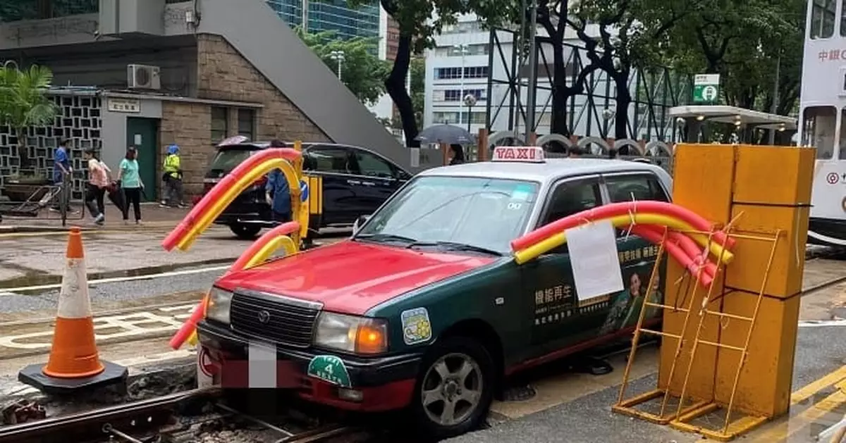 灣仔的士誤闖電車工程路段  車胎卡住被困