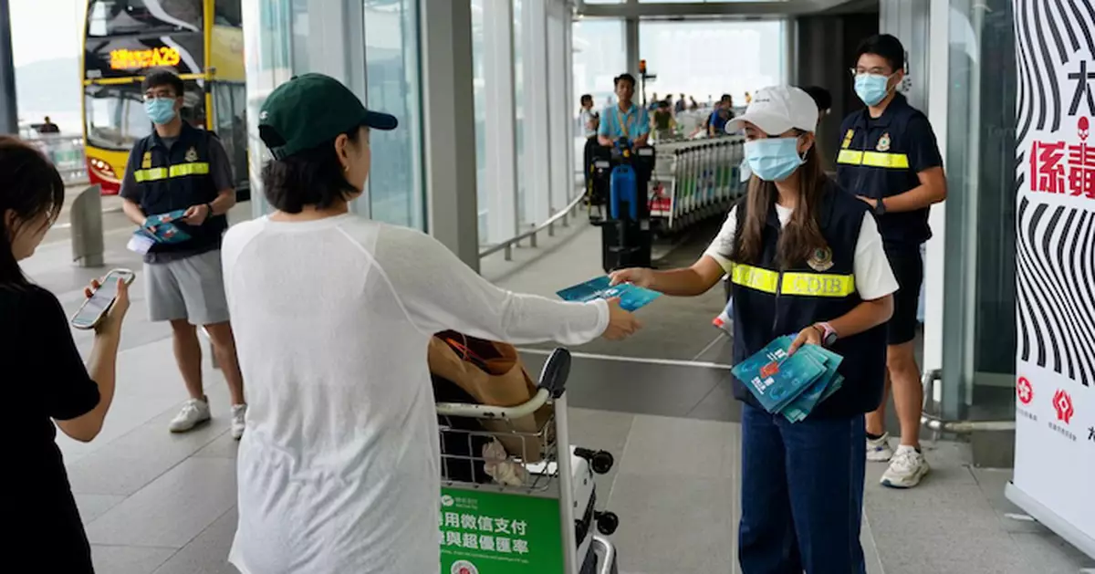 海關再到機場派傳單 提醒市民大麻二酚CBD不可帶返香港