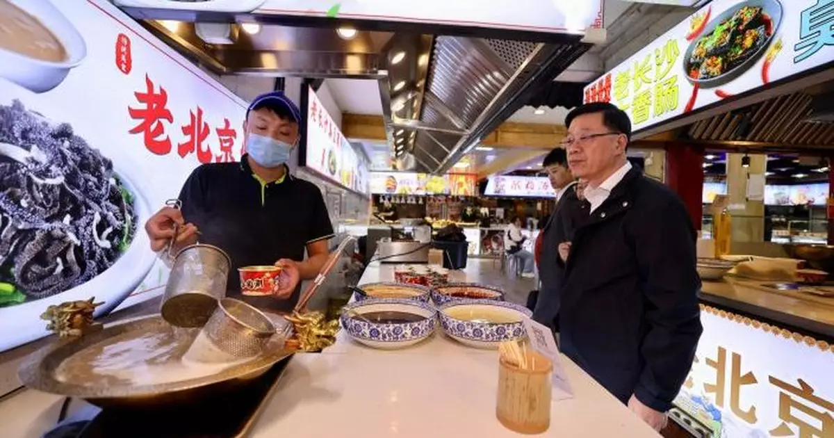 李家超逛北京南鑼鼓巷 買文創精品嚐地道美食