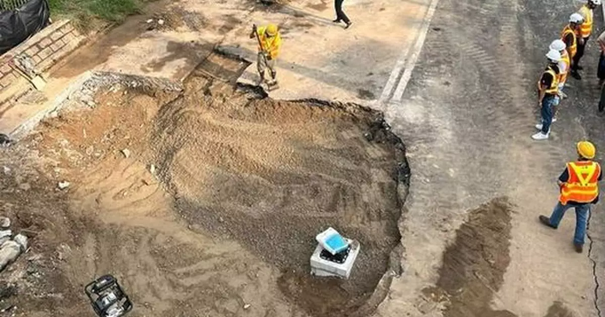 荔枝角道爆水管的士墮路坑 楊永杰指水管老化加劇促檢查 陳偉明等現場了解跟進