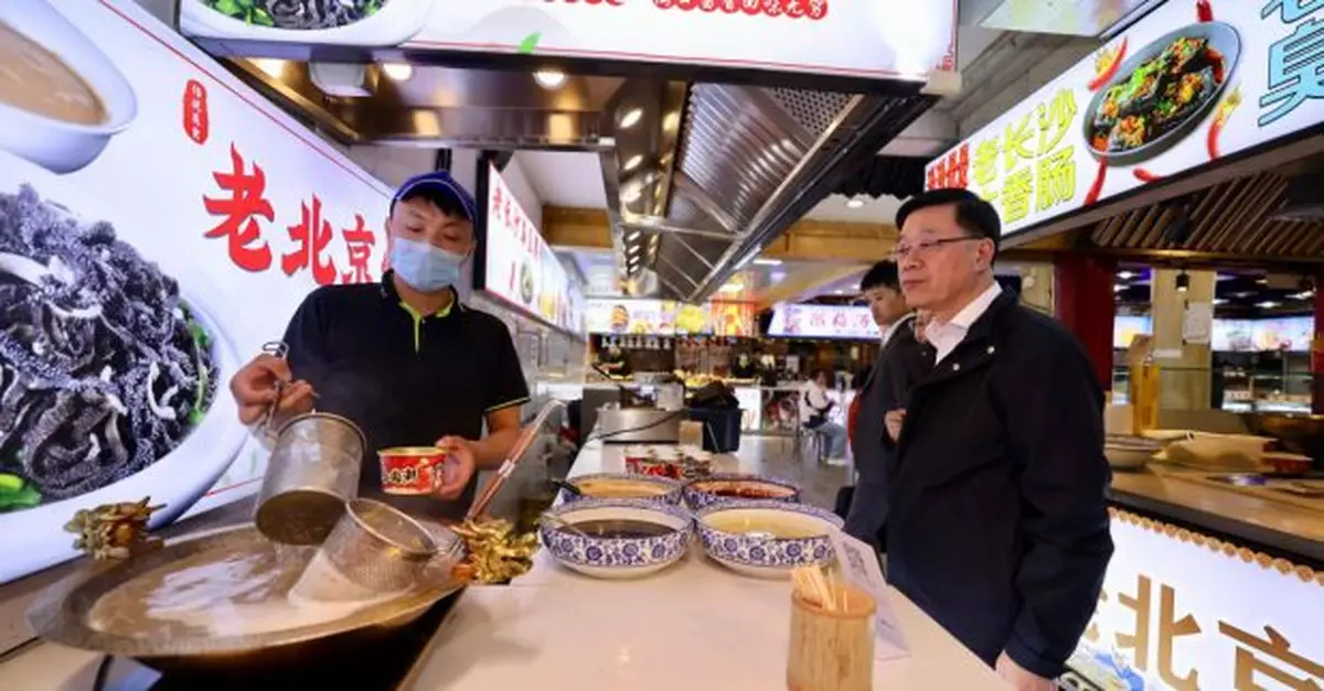 李家超遊覽南鑼鼓巷　稱洽談會成功舉辦顯示京港未來合作更緊密