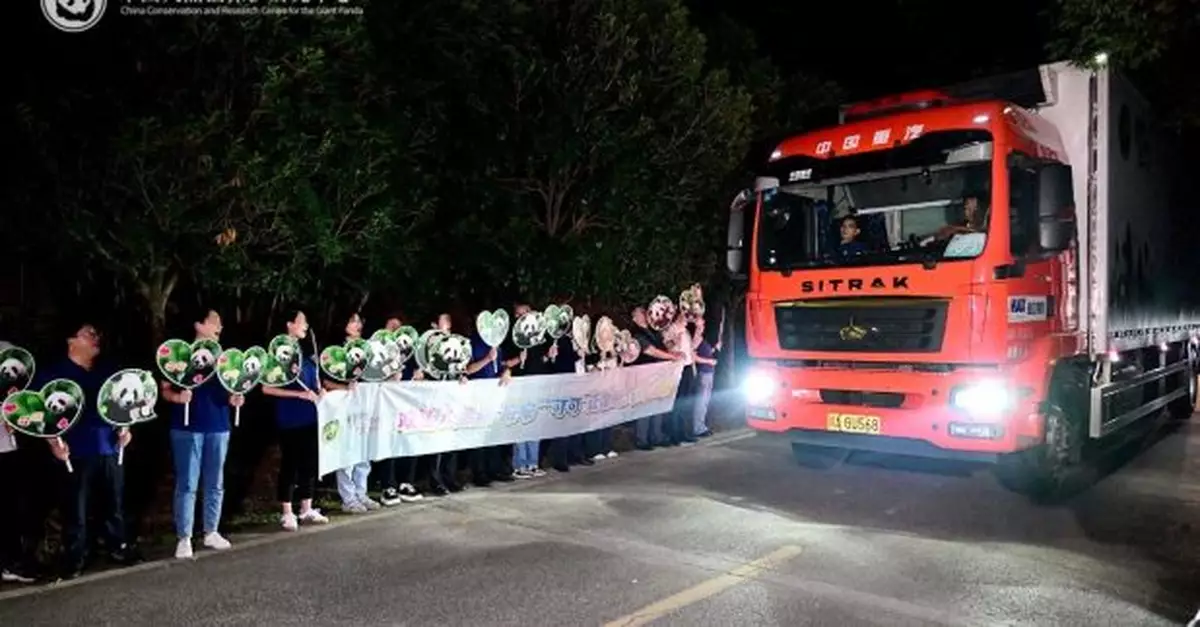 都江堰基地工作人員凌晨歡送大熊貓安安可可　形容有嫁女感覺