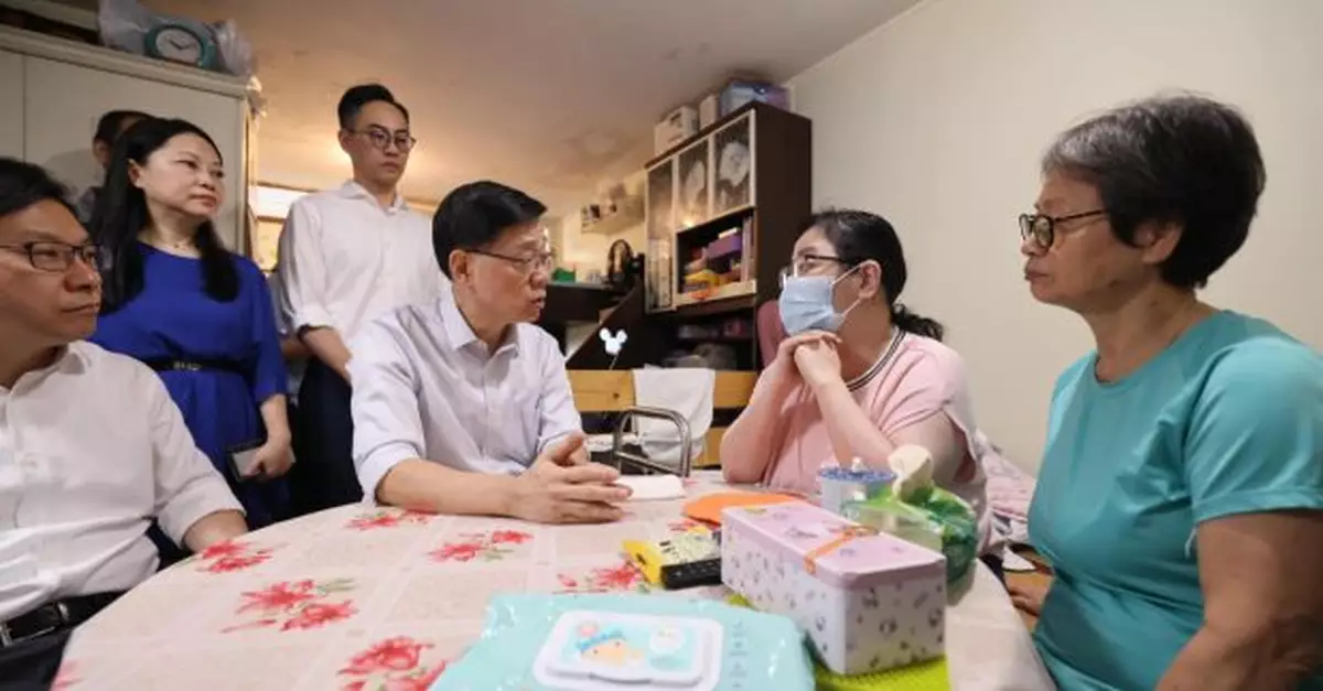 李家超探訪殘疾人士照顧者家庭　獲悉暫托服務有大幫助