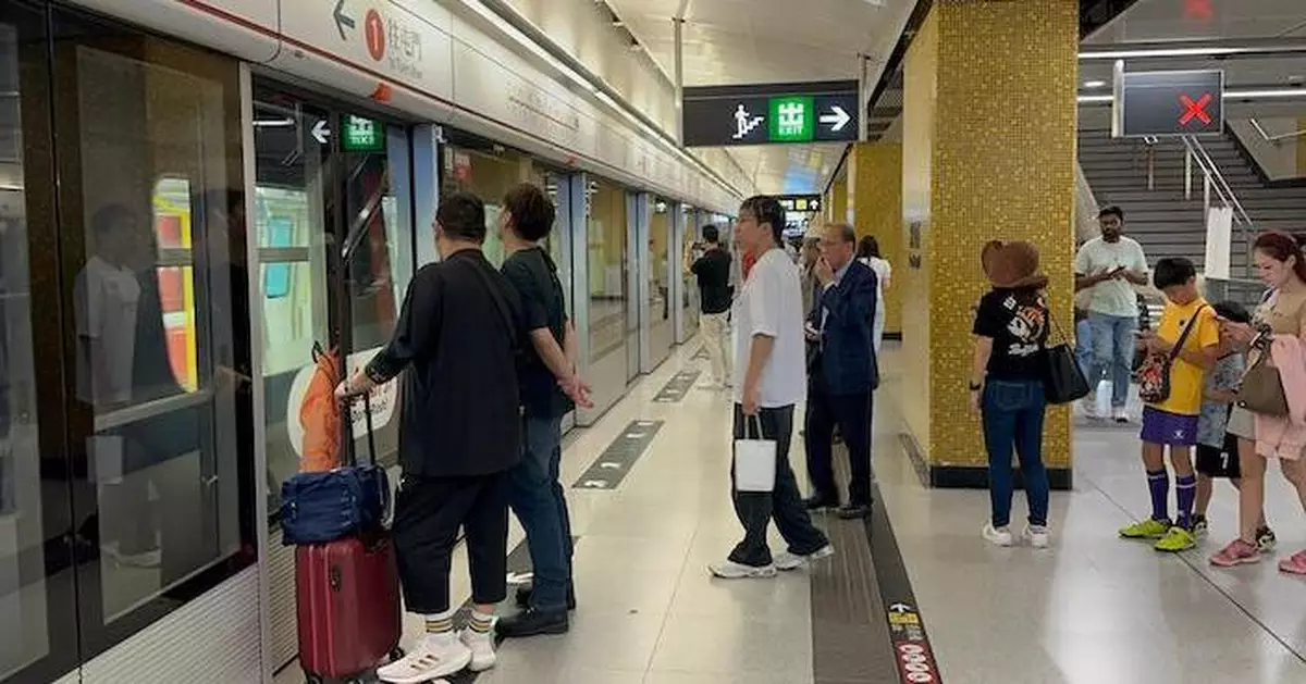 天文台預告早上改3號波 市民提早出門上班指風雨不大