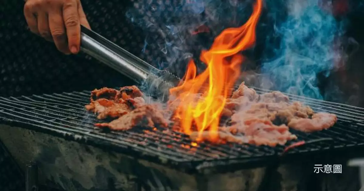 擋不住「美食誘惑」！ 燒烤店員工幫客烤肉突自夾1塊食震驚眾人