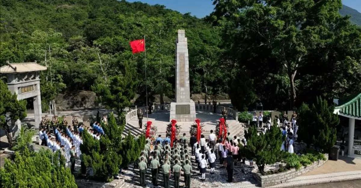 國慶75周年｜駐港部隊與老戰士及師生等瞻仰香港抗日英烈紀念碑