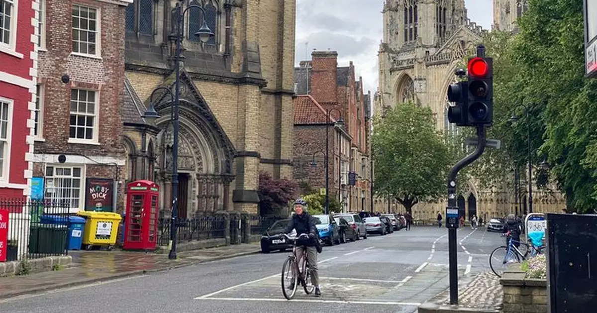 英國本地大學生學費擬明年起上調285英鎊 增至9535英磅