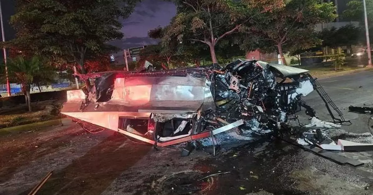 墨西哥特斯拉失控撞街邊雕像 扭曲變形車輪全脫落 4乘客奇蹟生還