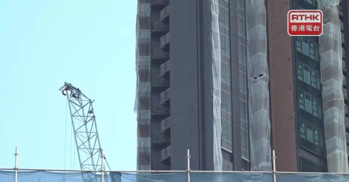 大圍柏傲莊地盤有工人被吊籠壓著　送院後不治