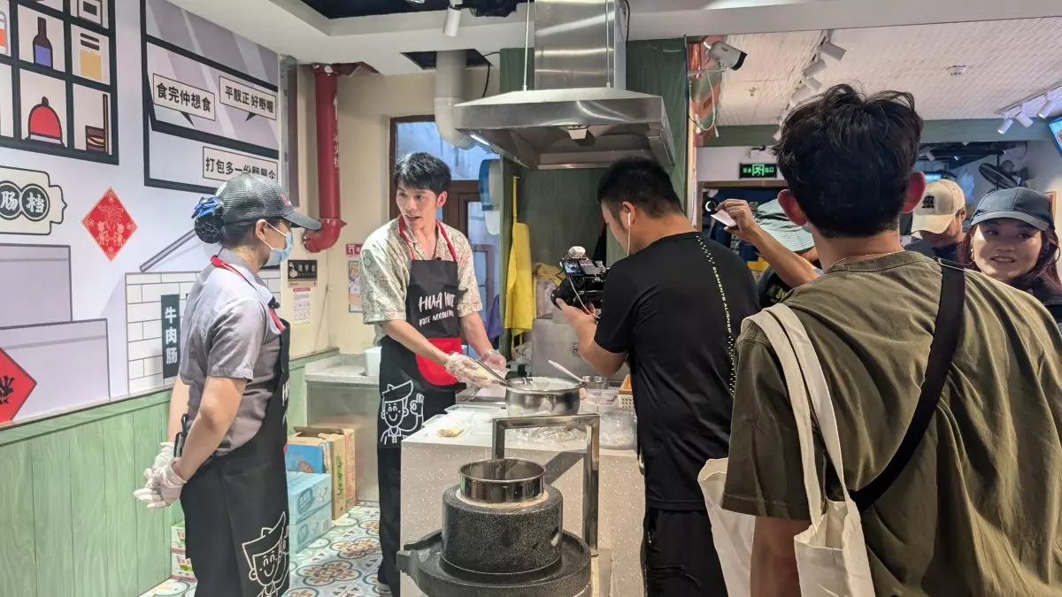 接受製作組的各種遊戲挑戰（CJ ENM提供圖片）