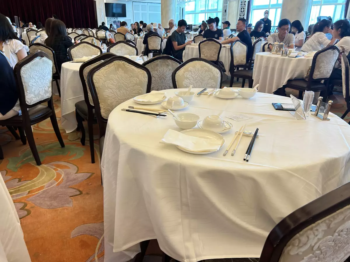 網民指出酒樓可勝之處可以「坐慢板慢慢嘆睇手機睇報紙」。示意圖,非涉事酒樓。