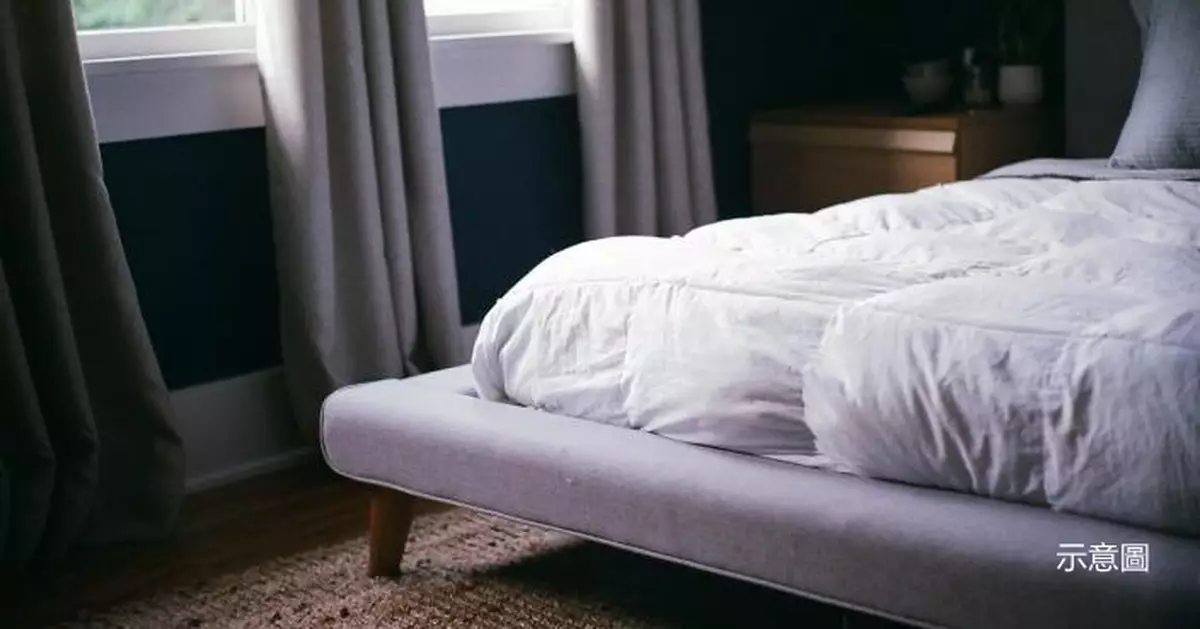 瞓覺突聞異響 男子驚見室友躺床底嚇壞 得知對方潛藏數月速搬屋