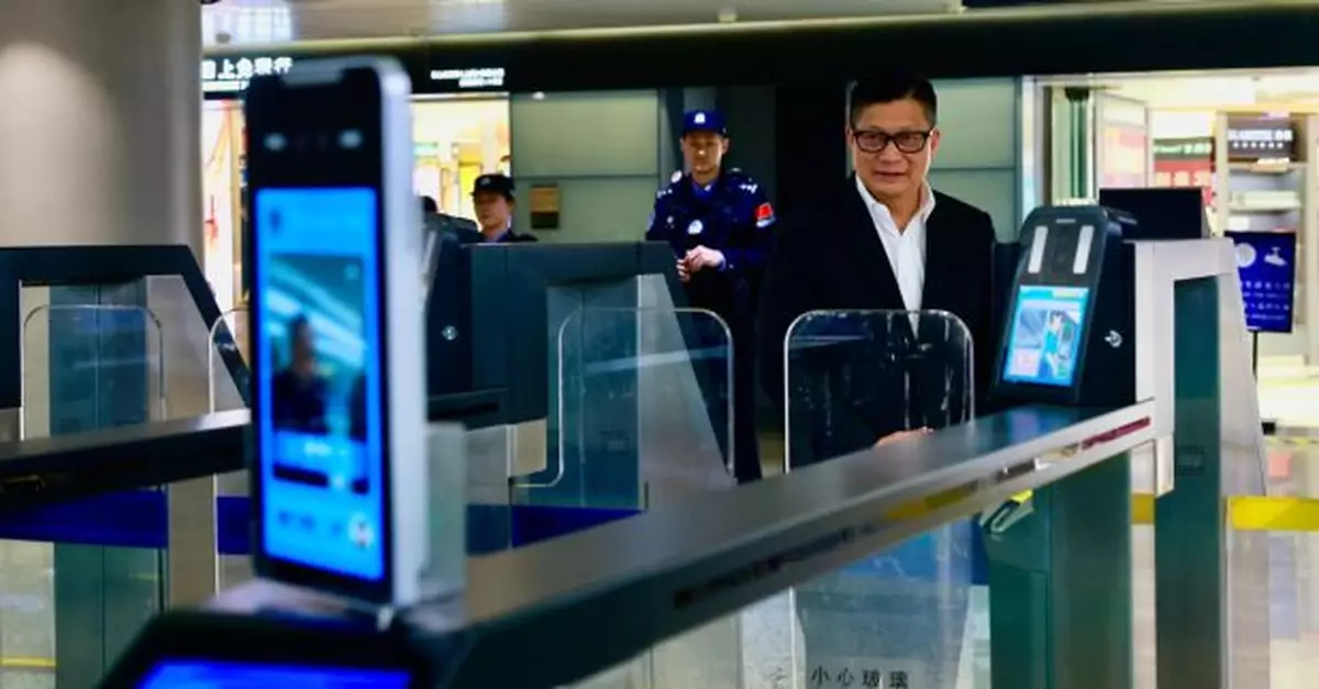 鄧炳強到上海考察　為香港發展無感通關參考案例