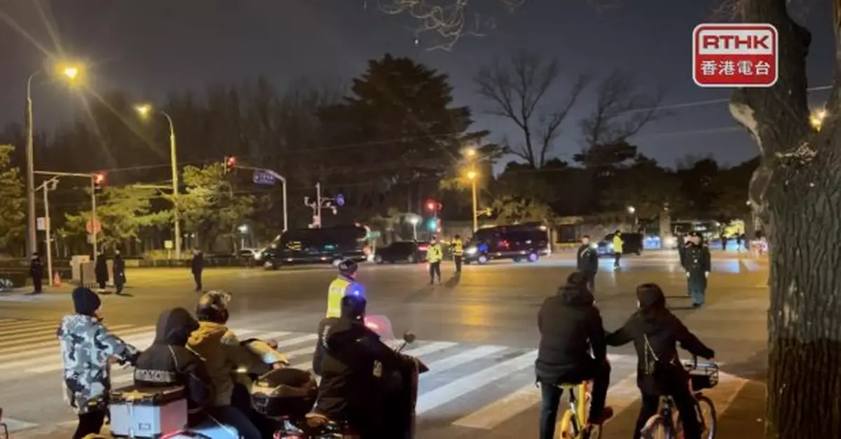 李家超傍晚抵達北京乘專車往釣魚台國賓館　據悉周五向領導人述職