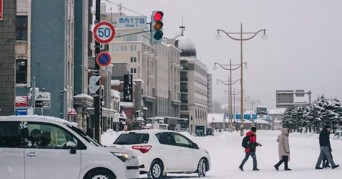 北海道小樽加派人手應對船見坂過度旅遊 提醒遊客勿於軌道拍照