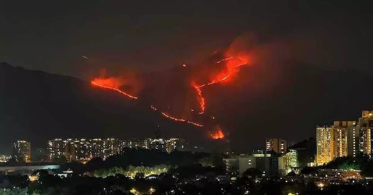 元朗雞公嶺山火入夜後火線長80米 消防山頂救兩行山人士無受傷