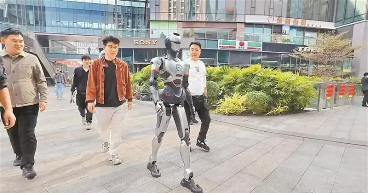 人形機器人深圳街頭散步 步伐輕盈自然似人類驚艷全球