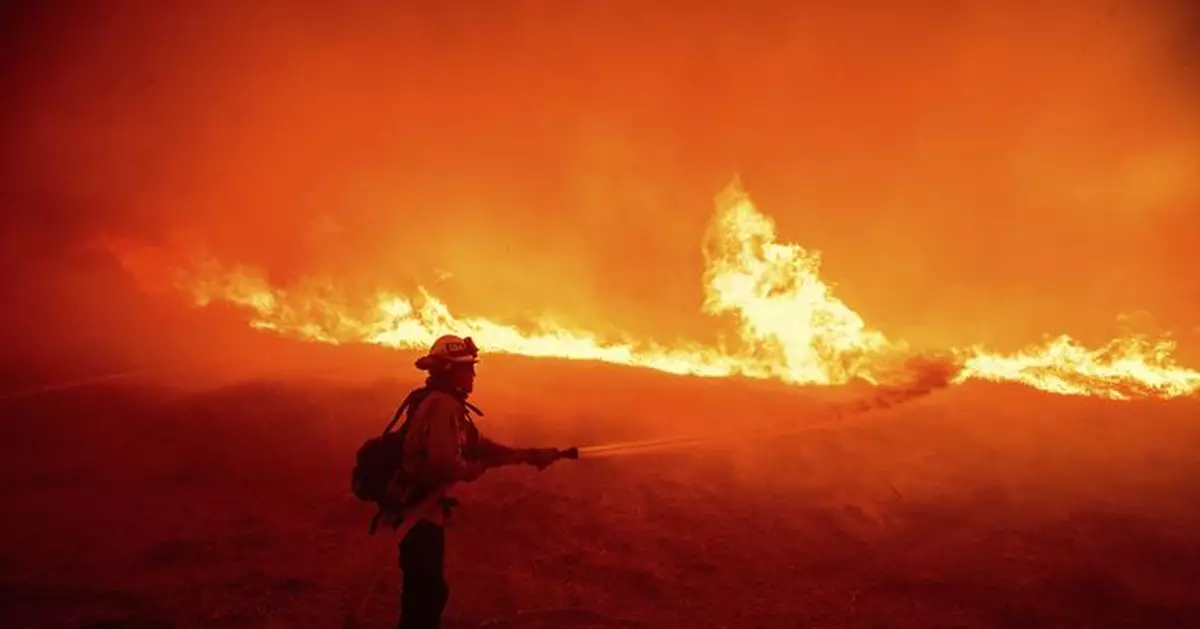加州南部洛杉磯出現新山火 當局向北部山區居民發出疏散令