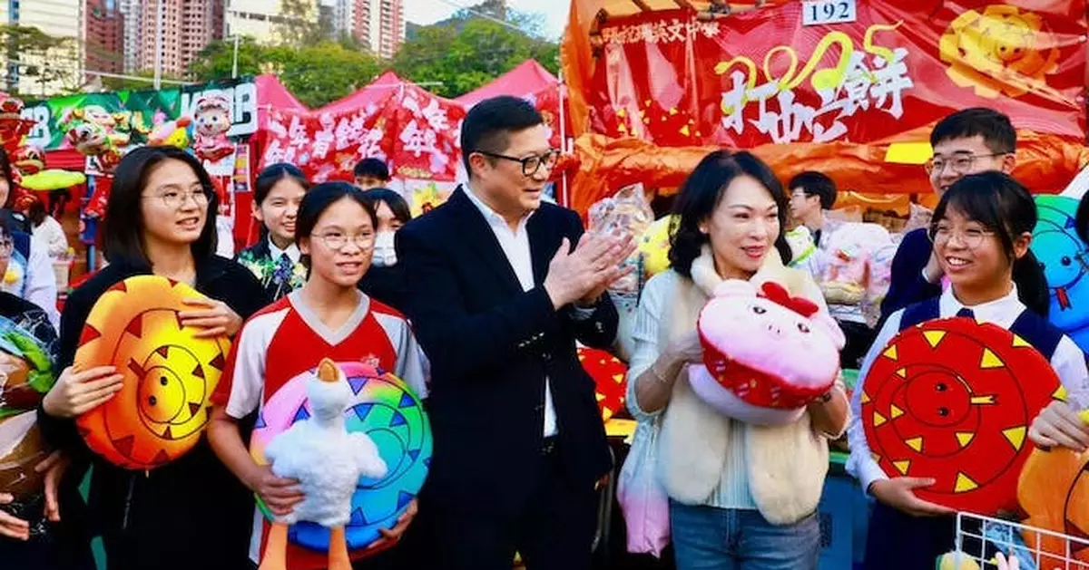 鄧炳強與夫人行維園年宵 指學生攤位鬥出招活力十足
