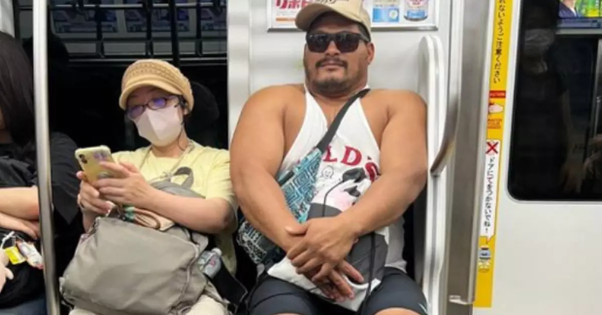 大隻摔角選手搭電車「努力縮細自己」日本翻紅！本人親回：你也可以