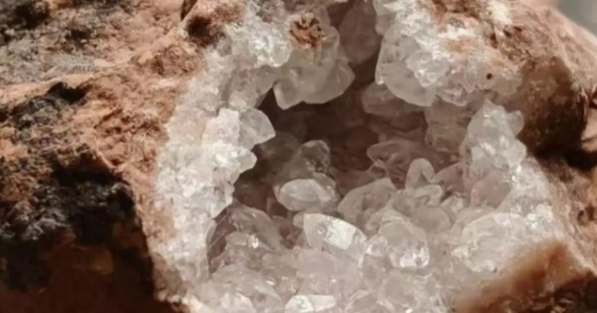 網掀「成都挖水晶」熱潮 專家：或對人體有害勿隨身攜帶